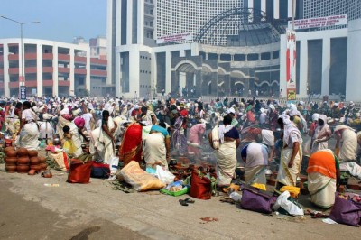 Several lakhs of women offer Pongala to Attukal Devi