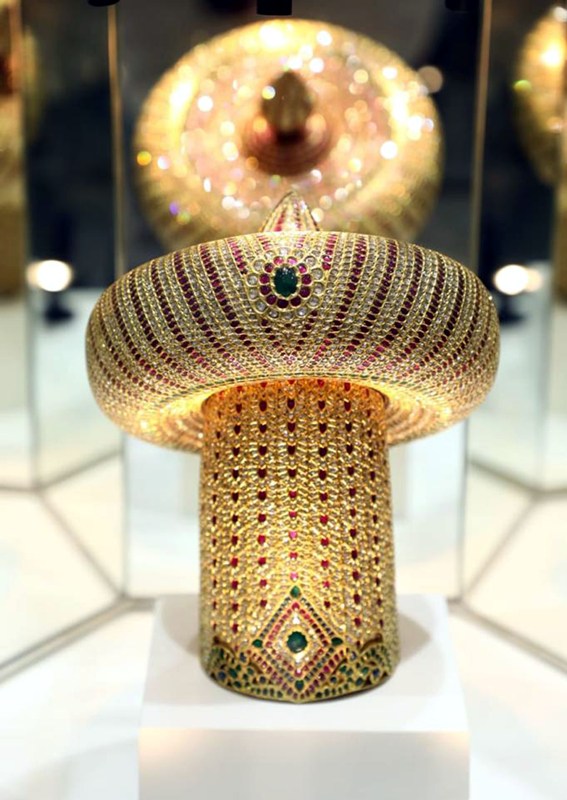 Gold crown studded with diamond and emerald stones in Chennai Keywords: Chennai,GoldCrown