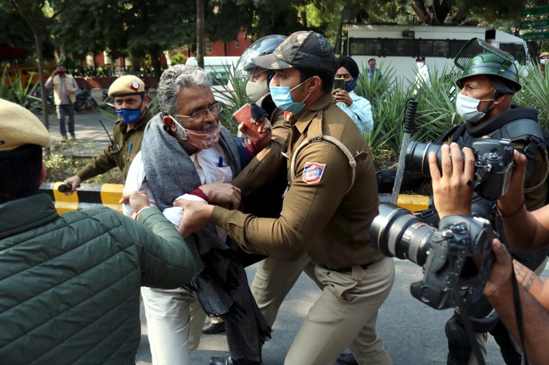 Farmers under the banner of Sanyukt Kisan Manch assemble at Jantar Mantar