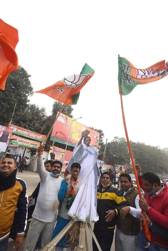 BJP activists burn effigy of Mamata Banerjee in Patna