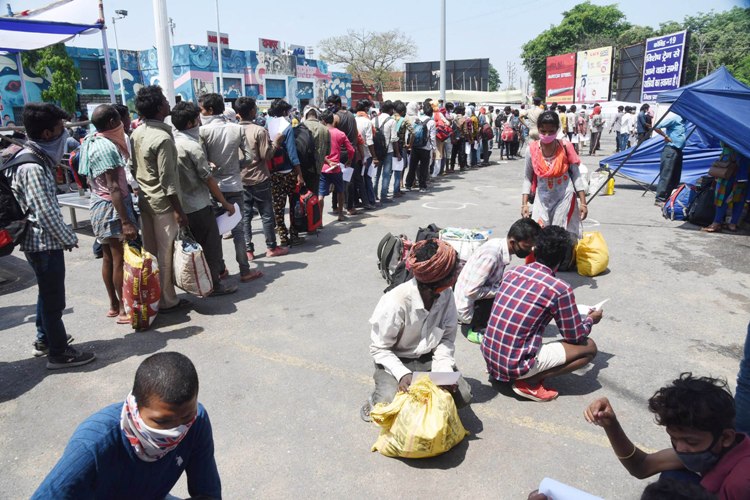 Migrants from Tamil Nadu boarding buses amid lockdown