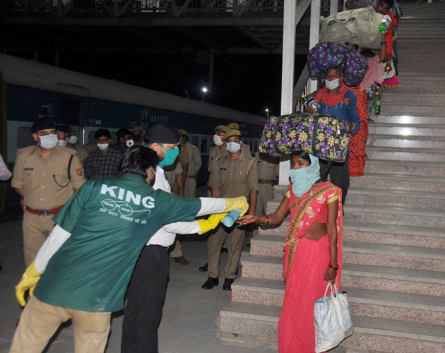 Migrants reach Charbagh railway station to board special train during lockdown