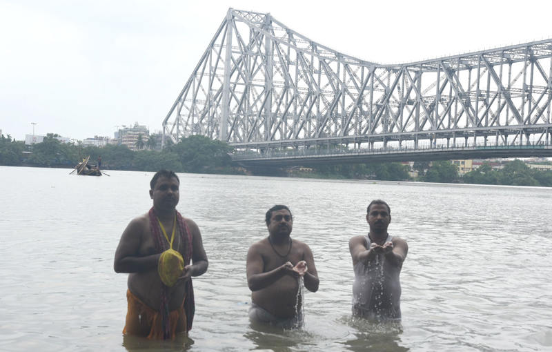 People watching solar eclipse in Kolkata