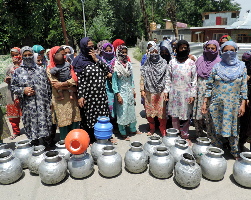 Jammu and Kashmir: Women washing their clothes in pond to protest water scarcity