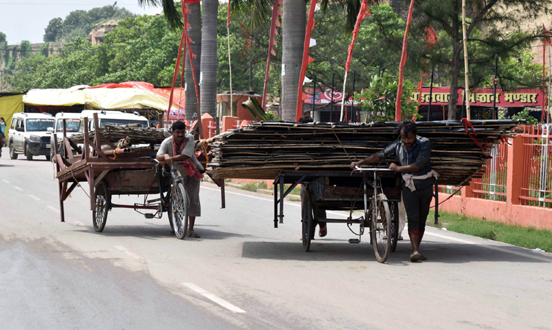 People shifting their belongings after Ganges water level rose in UP's Prayagraj