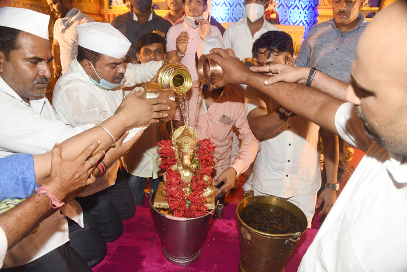 Lord Ganesha immersion: Maharashtrian performing Jal Abhishek