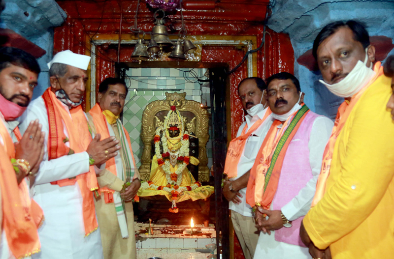 Minister of state for Railways Suresh Angadi performing pooja at Sabari Pond