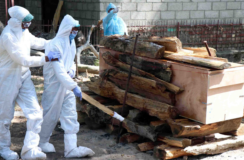 Son performs last rites of his paramilitary father soldier in Srinagar