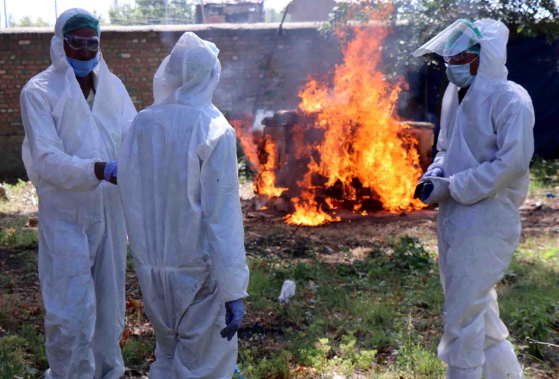 Son performs last rites of his paramilitary father soldier in Srinagar