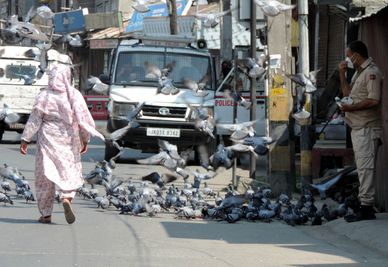 Kashmir: Security personnel close road leading to “Mazaar-e-Shoudha”