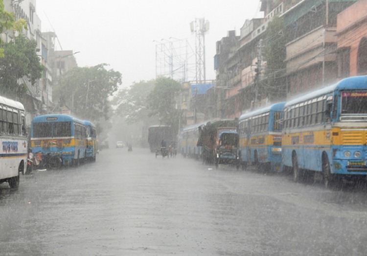 People lines up for essentials at Park Street in Kolkata