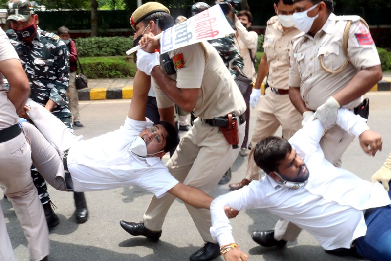 Congress' protest near Prakash Javadekar's residence