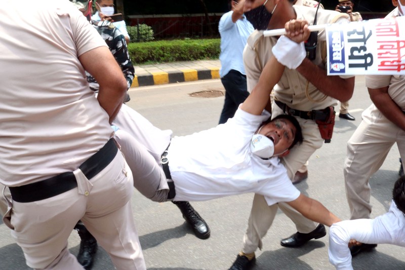 Congress' protest near Prakash Javadekar's residence