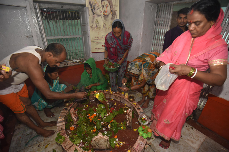 Devotees offering prayers to Lord Shiva in different cities across India