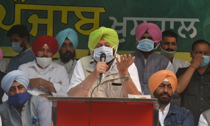 Amarinder Singh addressing during a protest against the recent farm reform bills