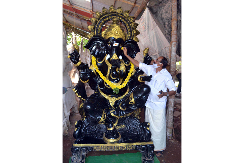 Kerala Shiv Sena leader Bhuvanachandran inaugurates the Mizhithurakkal ceremony