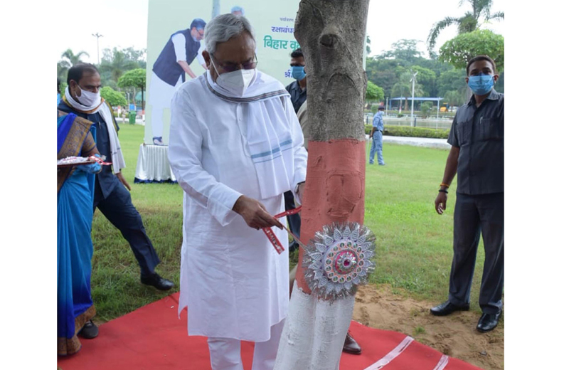 Nitish Kumar ties Rakhi to a tree