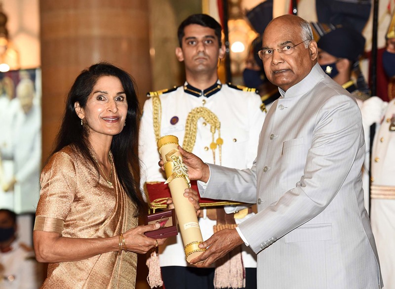 Ram Nath Kovind presents Padma Vibhushan Award