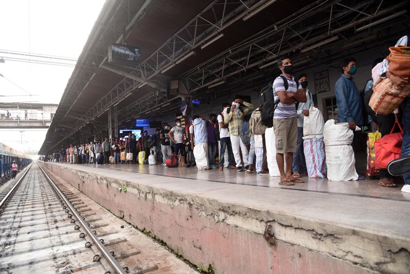 Migrants arriving from Pune queue at Patna station for Covid test