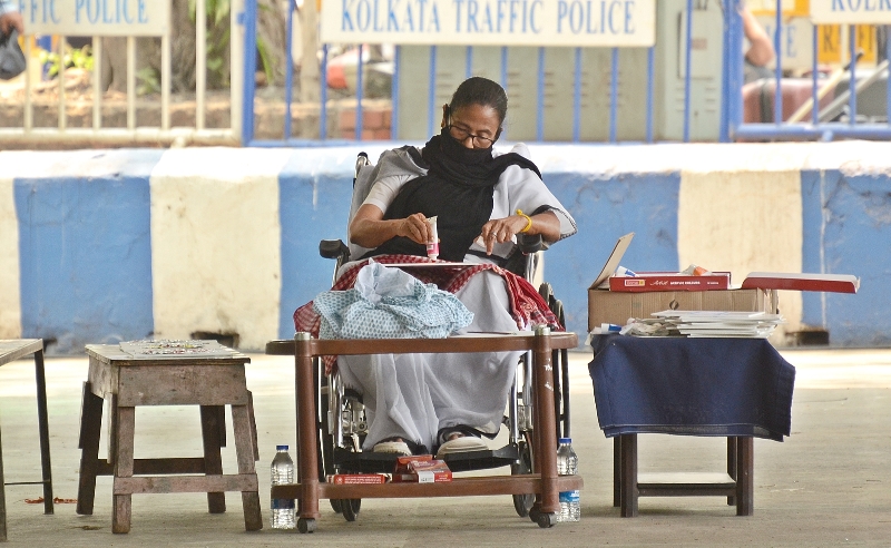 Mamata Banerjee holds dharna in Kolkata protesting EC ban on her poll campaign