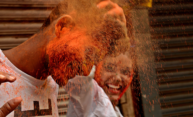 Kolkata soaks into Holi celebrations amid fears of coronavirus