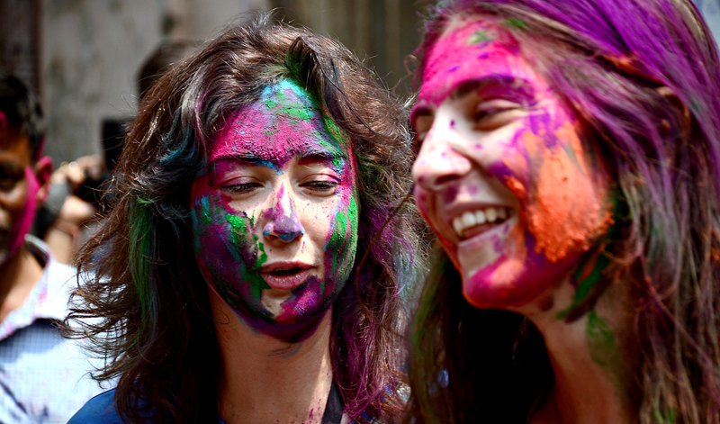 Kolkata soaks into Holi celebrations amid fears of coronavirus