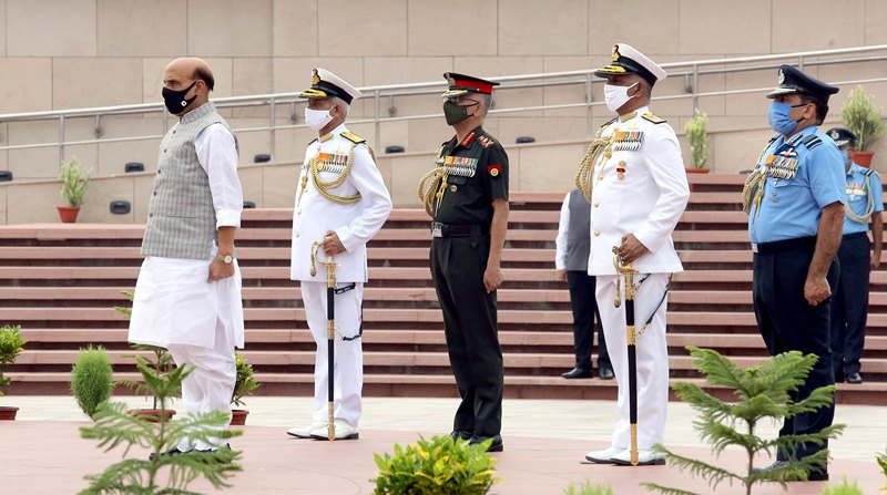 Defence Minister Rajnath Singh pays homage to fallen heroes on Kargil Diwas