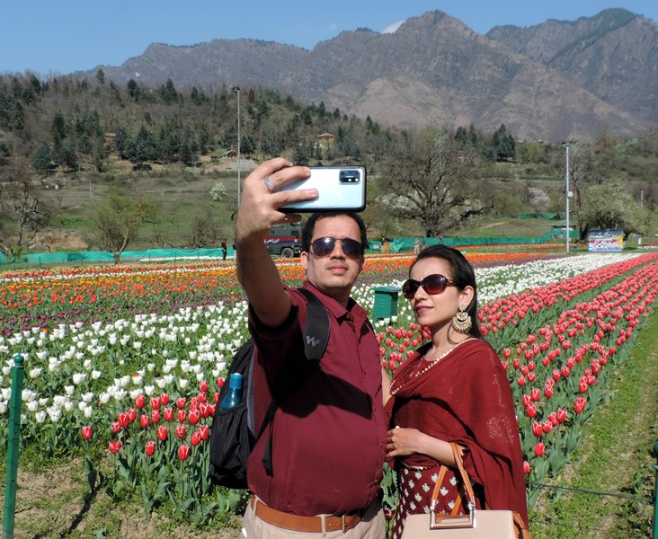 JK Governor inaugurates tulip festival in Srinagar