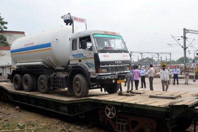 Amid oxygen crisis, UP govt sending empty tankers to Bokaro for refill