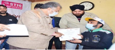 Jammu and Kashmir: Asgar Samoon distributes skill certificates among students