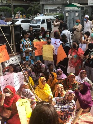 Imran Khan 'few clothes' remark: Women demonstrate in Karachi