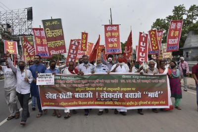 Members of All India Kisan Sangharsh Coordination Committee taking out protest march