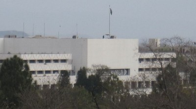 Pakistan postpones debate expelling French envoy till Friday 