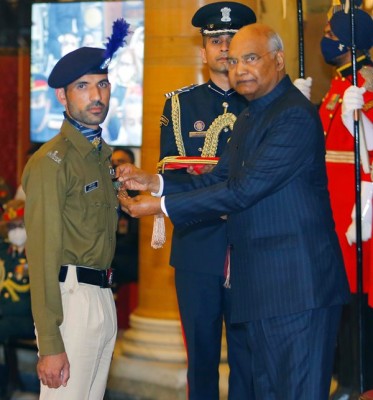 Ram Nath Kovind presents Shaurya Chakra to Constable Zaker Hussain