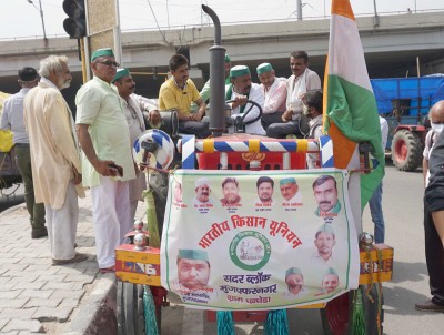 Ghaziabad: Farmers arriving at dharna site