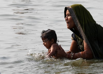 Mother, child takes holy dip in Ganges on Mother's Day