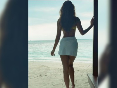 Disha Patani poses in front of sea