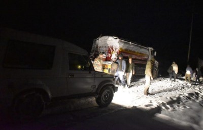 Indian Army evacuates five people who were stuck in heavy snow in Sikkim