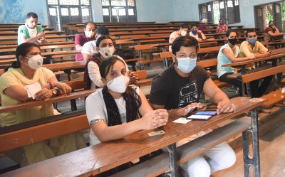 India records 38,079 new cases of COVID-19 in the past 24 hours, 560 deaths