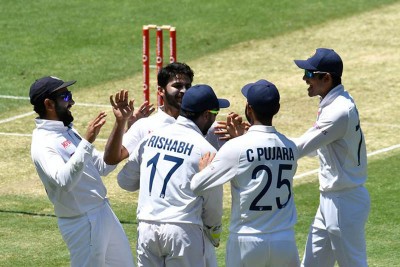 India picks up early wickets as Australia opt to bat first 