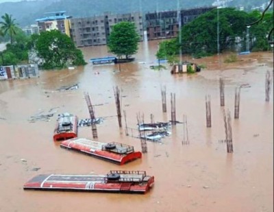 Heavy rains batter Maharashtra's Konkan, around 6000 train passengers stranded; army, navy join rescue ops