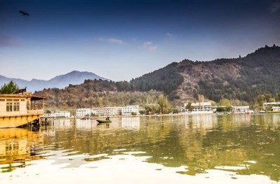 Jammu and Kashmir: Div Com stresses on removal of illegal barbeque stalls alongside Dal Lake