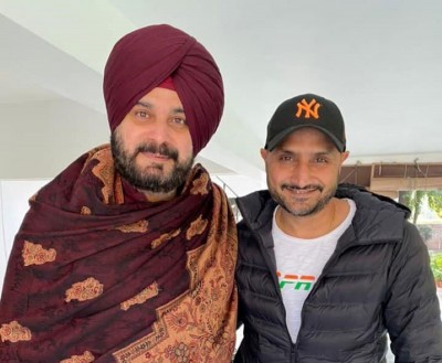 Speculations of Harbhajan joining Congress as Navjot Sidhu shares picture with former cricketer
