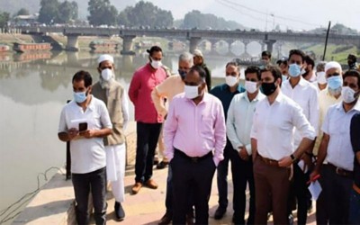 Div Com conducts site visit of Srinagar riverfront project