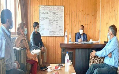 DC Kashmir discusses Covid19 inoculation drive in Srinagar