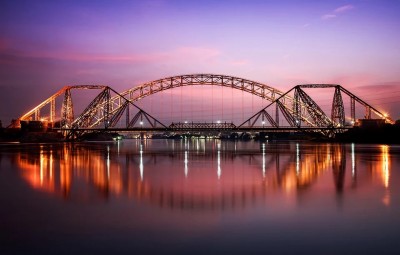 Protest against Karachi housing project turns violent; vehicle, shops torched