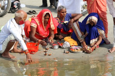 Hindu devotees perform ritual in Prayagraj