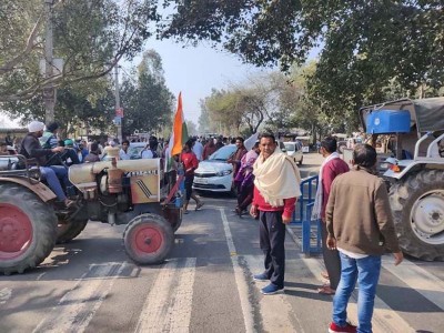 Farmers knock down barricades at protest against sedition laws in Haryana