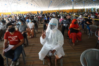 New Delhi: People wear protective masks