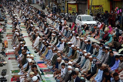 Thousands offer Khoje Digar at Khwaja Bazar shrine, J&K